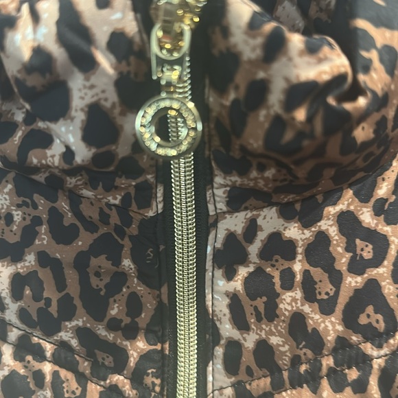 NWT Marc Jacob Quilted Winter Vest with zipped front pockets and zipped down. - Picture 5 of 6